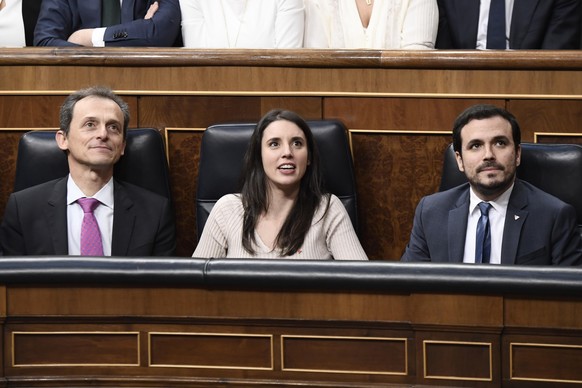 Die spanische Gleichstellungsministerin Irene Montero, hier 2020 mit ehemaligen Ministerkollegen im Parlament, freut sich über ihren Erfolg.