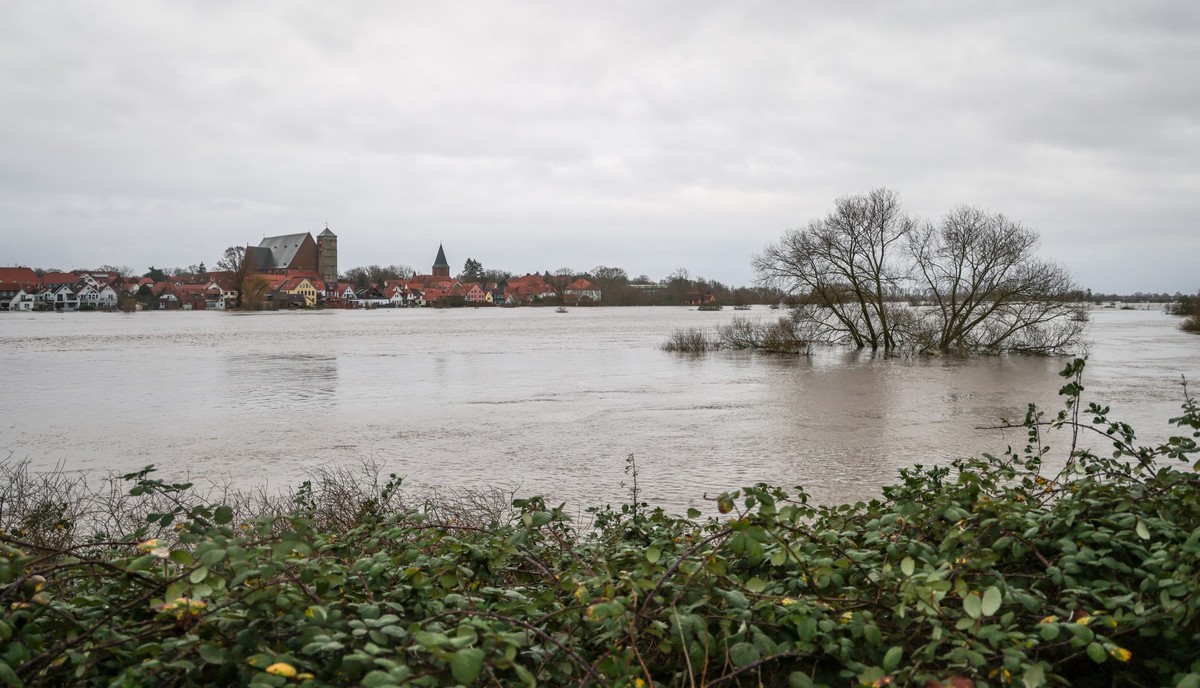 01.01.2024, Niedersachsen, Verden: Hochwasser hat die Aller an der Altstadt von Verden über die Ufer treten lassen. Zahlreiche Helfer sind im Landkreis Verden unterwegs, um Deiche zu sichern und Wohng ...