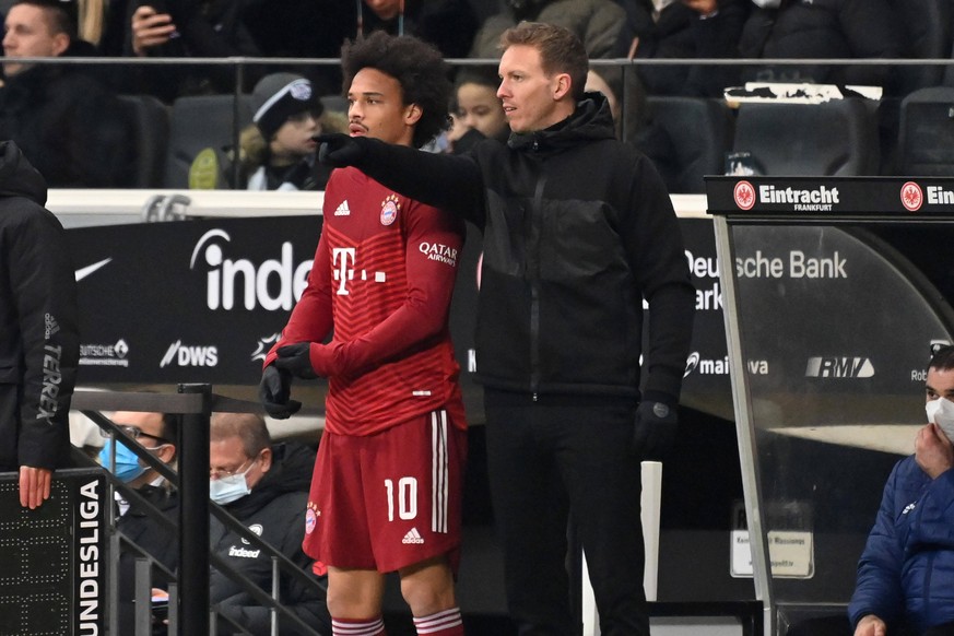 Trainer Julian NAGELSMANN Bayern Muenchen mit Leroy SANE Bayern Muenchen vor Einwechslung, Gestik,gibt Anweisungen. Fussball 1. Bundesliga Saison 2021/2022,24.Spieltag, Spieltag24. Eintracht Frankfurt ...