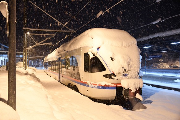 dpatopbilder - 10.01.2019, Bayern, Berchtesgaden: Schnee liegt am Bahnhof auf einem Zug. Der Zugverkehr wurde in Berchtesgaden eingestellt. Foto: Tobias Hase/dpa +++ dpa-Bildfunk +++