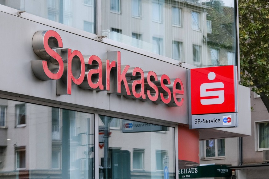 Düsseldorf 23.09.2023 Stadtsparkasse Brehmplatz Sparkasse Bankfiliale SB-Service Selbstbedienung Maestro EC-Automat EC-Karte Bargeldautomat Düsseldorf Nordrhein-Westfalen Deutschland *** Düsseldorf 23 ...