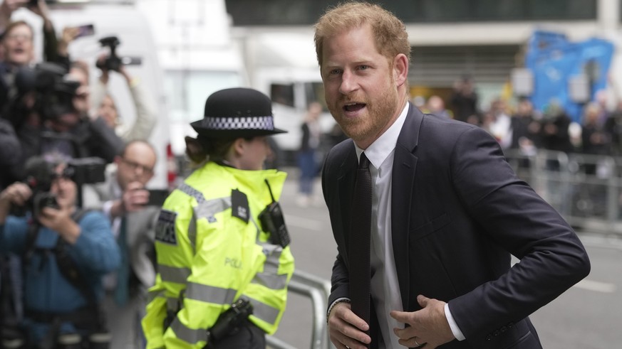 ARCHIV - 06.06.2023, Großbritannien, London: Prinz Harry, Herzog von Sussex, trifft vor dem High Court in London ein. Im Prozess um die Schadenersatzklage Prinz Harrys und anderer Prominenter gegen de ...