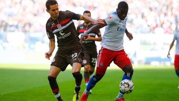 30.09.2018, xtgx, Fussball 2. Bundesliga, Hamburger SV - FC St. Pauli emspor, v.l. Johannes Flum (St Pauli, 23), orel mangala (hsv) Zweikampf, Duell, Kampf, tackle (DFL/DFB REGULATIONS PROHIBIT ANY US ...