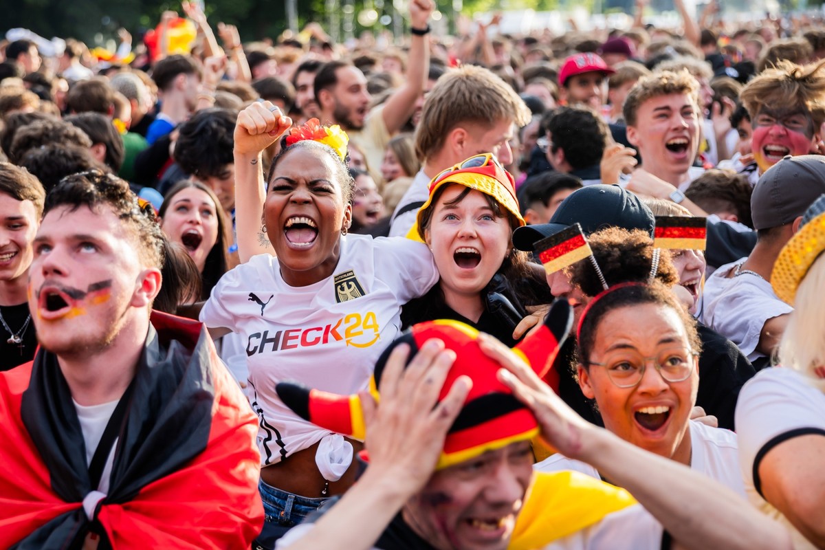 05.07.2024, Berlin: Fußball: EM, Deutschland - Spanien, Finalrunde, Viertelfinale, Public Viewing Berlin. Deutschland-Fans reagieren in der Fanzone am Brandenburger Tor auf den Ausgleich. Foto: Christ ...