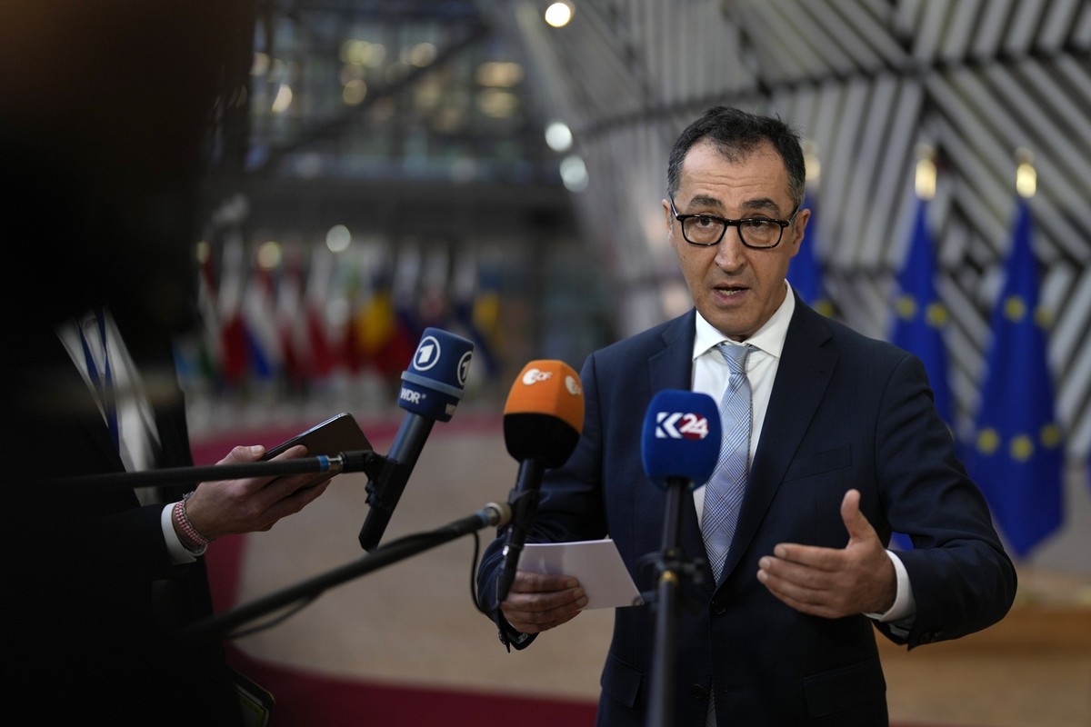 11.12.2023, Belgien, Brüssel: Cem Özdemir (Bündnis 90/Die Grünen), Agrarminister von Deutschland, spricht mit Journalisten, während er zu einem Treffen der EU-Agrarminister im Gebäude des Europäischen ...