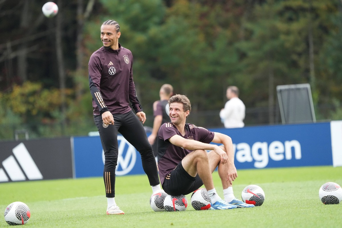 Leroy Sane Deutschland Germany und Thomas M�ller Deutschland Germany haben Spa� - Foxborough 10.10.2023: Training Deutsche Nationalmannschaft, New England Revolution, Trainingsgel�nde der Deutschen Na ...