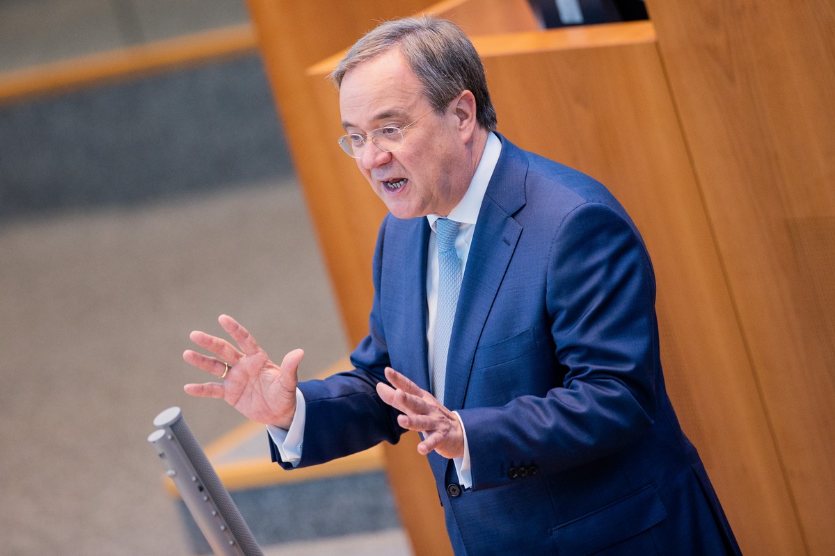 16.06.2021, Nordrhein-Westfalen, D�sseldorf: Armin Laschet, Ministerpr�sident von Nordrhein-Westfalen und Bundesvorsitzender der CDU, spricht im Plenum des Landtags. Der Ministerpr�sident unterrichtet ...