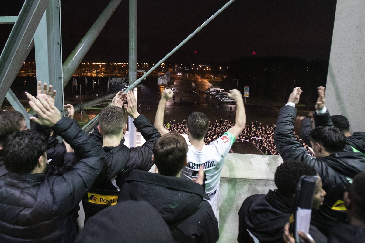 Kontraproduktiv: Beim bisher einzigen Bundesligaspiel unter Zuschauerausschluss versammelten sich vorm Gladbacher Stadion dennoch eine große Menge an Fans.