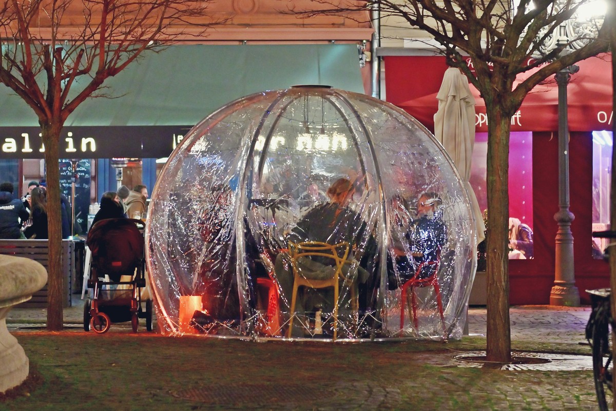 Gastronomie in der Corona-Pandemie Um auch im Winter draussen bewirten zu können hat diese Gaststätte eine "Blase" im Aussenbereich aufgebaut.