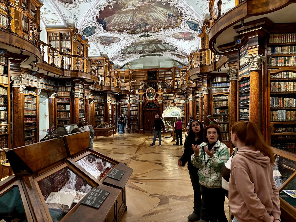 Natürlich ist die berühmte Stiftsbibliothek Teil der Führung in St. Gallen.