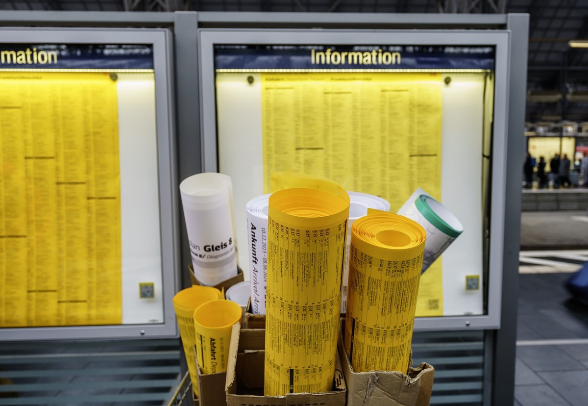 ARCHIV - 09.12.2023, Hessen, Frankfurt/Main: Die neuen Fahrpl�ne stehen am Hauptbahnhof bereit. Die neue Fahrpl�ne werden schon in die Infok�sten geh�ngt, der noch g�ltige Fahrplan einfach dar�ber. Mi ...