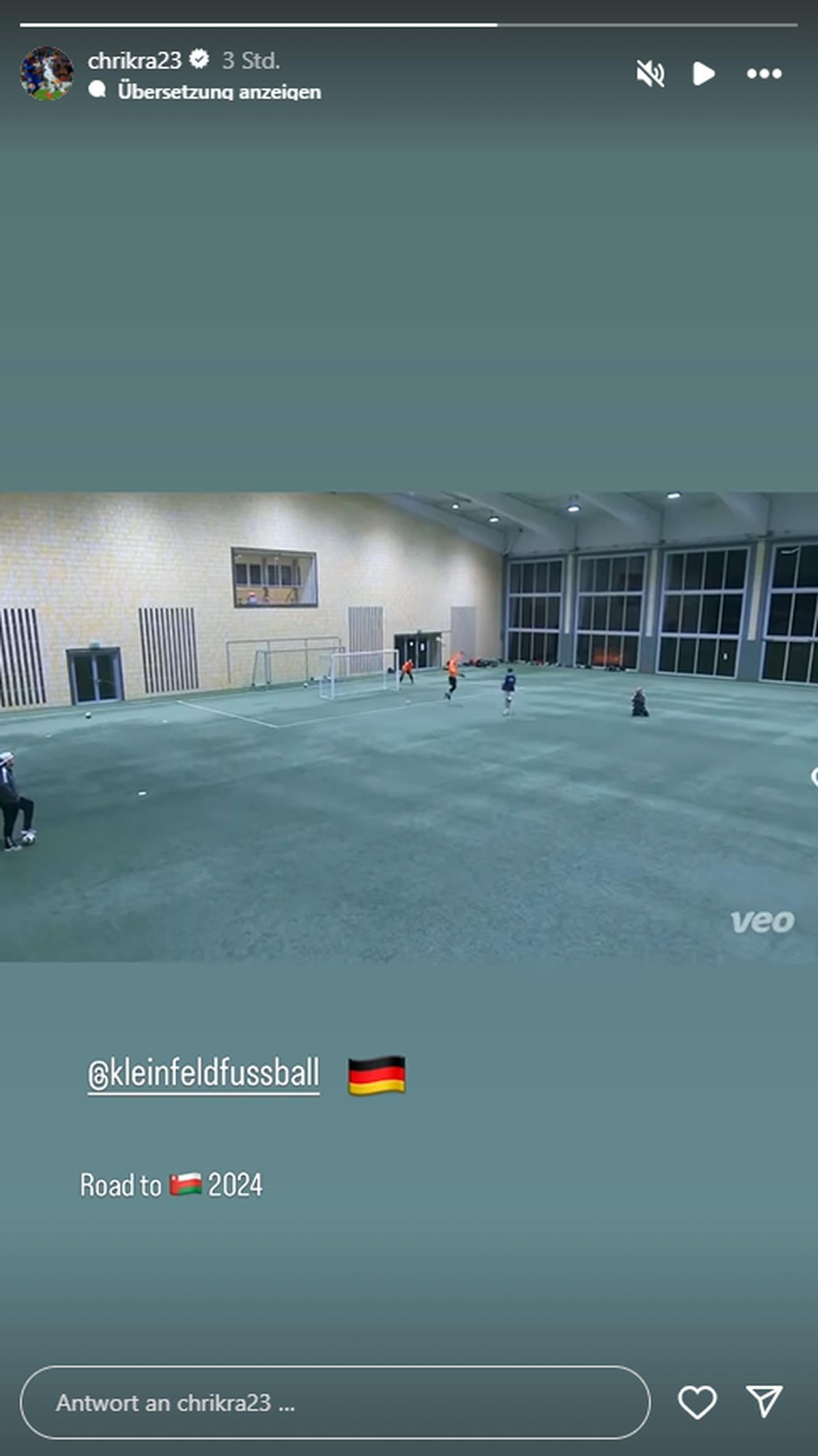 Christoph Kramer lupft im Training den Ball über den Keeper.