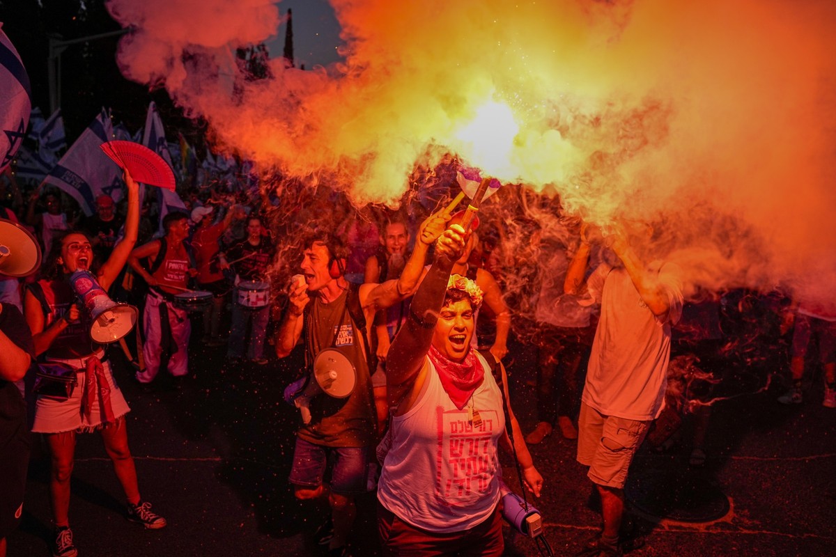 Israelis protest against plans by Prime Minister Benjamin Netanyahu&#039;s government to overhaul the judicial system in Tel Aviv, Israel, Saturday, July 15, 2023. (AP Photo/Ariel Schalit)