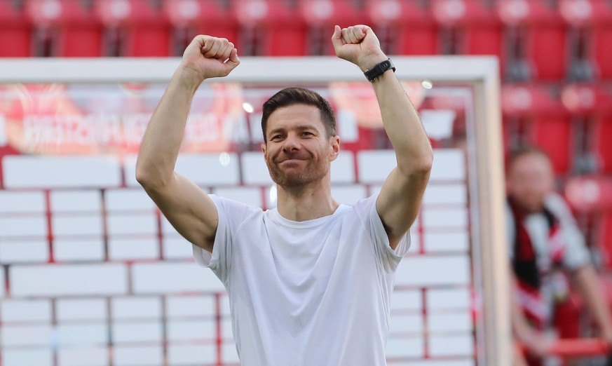 Trainer Xabi Alonso jubelt zu den Fans / Freude / Emotion / Jubel nach Spielende / / Fu