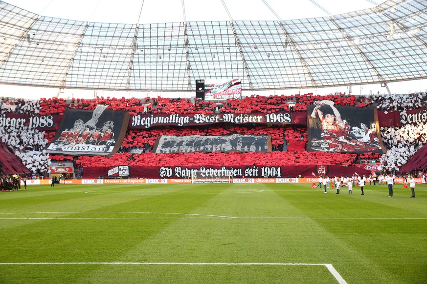 Die Leverkusen-Fans feierten das 50. Jubiläum der Regionalliga-West-Meisterschaft, das 30. des Uefa-Pokalsiegs und das 25. des DFB-Pokalsiegs.