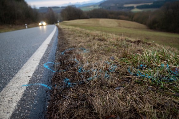 Nach den Morden: Markierungen wurden am Rand der Kreisstraße 22 zwischen Mayweilerhof und Ulmet aufgetragen.