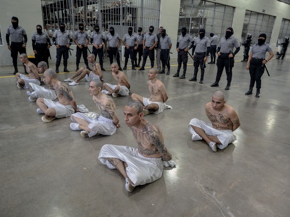 10.12.2024, El Salvador, Toluca: Mitglieder von Banden nehmen an einer Aktivität teil, die es ihnen ermöglicht, 30 Minuten pro Tag in der Hochsicherheits-Strafanstalt «Zentrum zur Zwangsunterbringung  ...