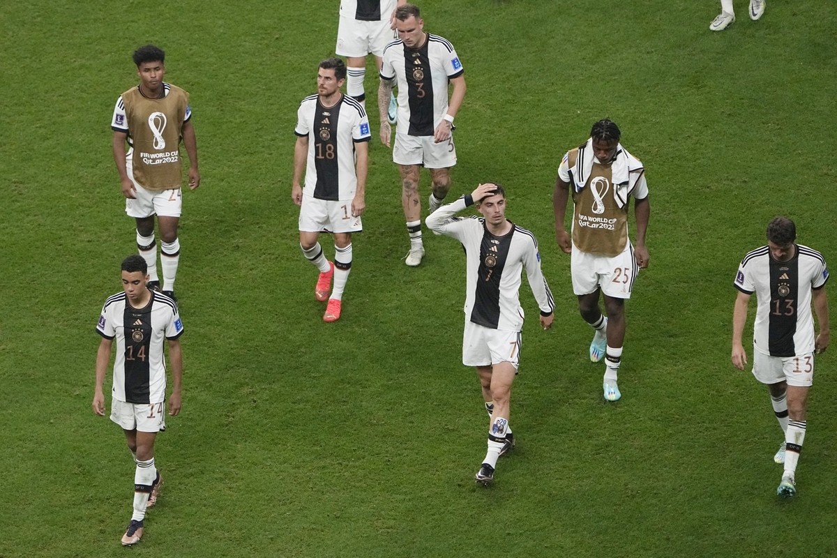 01.12.2022, Katar, Al-Chaur: Fu�ball, WM 2022 in Katar, Costa Rica - Deutschland, Vorrunde, Gruppe E, Spieltag 3, im Al-Bait Stadion, die Spieler der deutschen Mannschaft verlassen nach dem Spiel den  ...