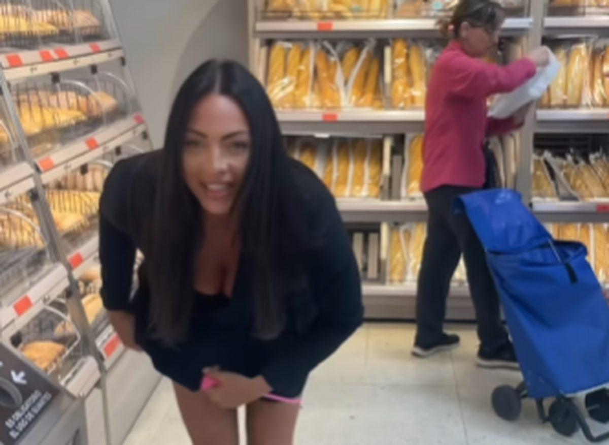 Eine Influencerin hat mit einer schlüpfrigen Aktion in einem Supermarkt für Ärger gesorgt.