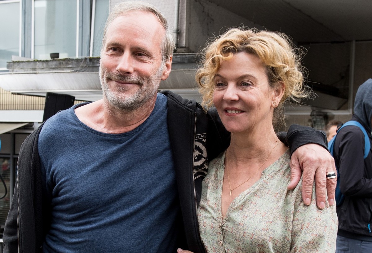 ARCHIV - 22.06.2018, Hessen, Kassel: Die Tatort-Kommissare Wolfram Koch und Margarita Broich stehen am Drehort für einen &quot;Tatort&quot;-Krimi in der Kasseler Treppenstraße. (zu dpa «HR beendet «Ta ...