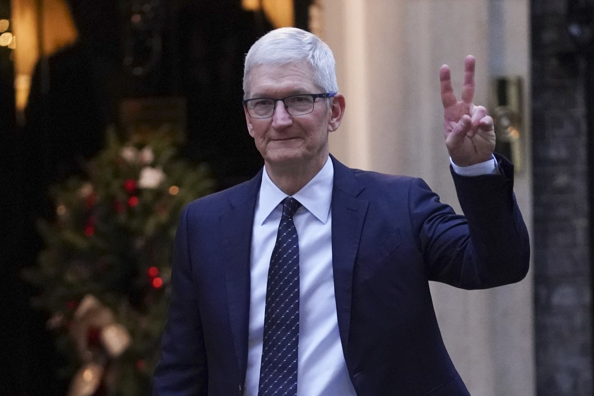 Apple CEO Tim Cook leaves 10 Downing Street after a meeting with Britain&#039;s Prime Minister Keir Starmer in London, Wednesday, Dec. 11, 2024. (AP Photo/Alberto Pezzali)