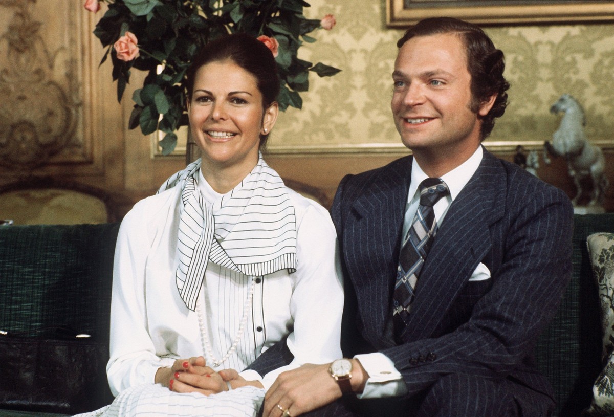 ARCHIV - 15.03.1976, Schweden, Stockholm: K�nig Carl Gustaf von Schweden w�hrend seiner Verlobung mit der b�rgerlichen Deutschen Silvia Sommerlath am 15. M�rz 1976. Sie: eine junge Deutsche mit Charme ...
