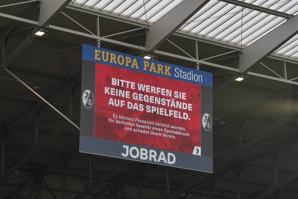 Fu�ball: 1. Bundesliga 2023 / 2024, 22. Spieltag, SC Freiburg - Eintracht Frankfurt - Europa-Park-Stadion: Protest gegen DFL Investoreneinstieg, Gegenst�nde auf dem Spielfeld. Fanprotest, Protest Akti ...