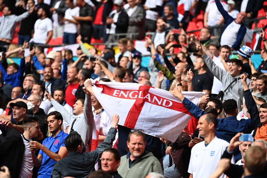 England Fans feiern ausgelassen und ohne Abstand im Wembley Stadium bei einem EM SPiel.