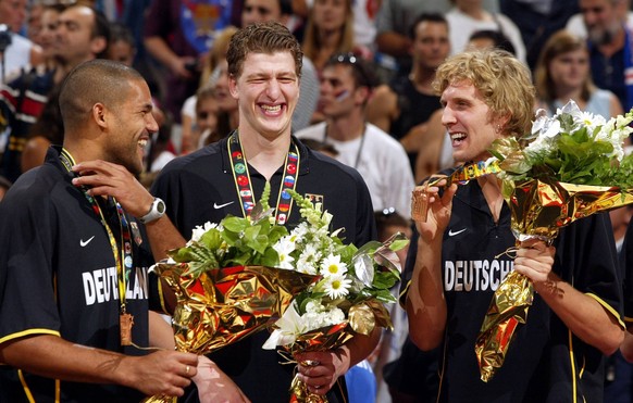 Dirk Nowitzki (rechts) freut sich mit Patrick Femerling (Mitte) und Stephen Arigbabu über den Gewinn der Bronzemedaille.