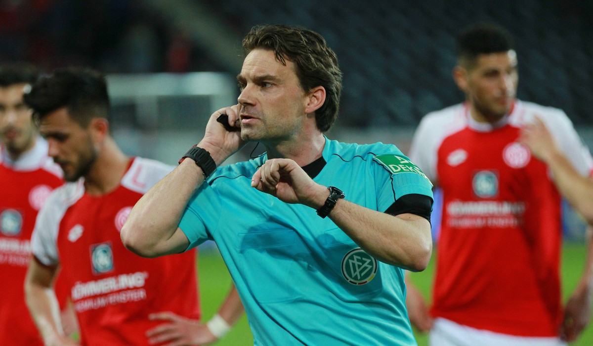 Bilder des Tages - SPORT 1.FSV Mainz 05 - FC Freiburg nach dem Halbzeitpfiff : Schiedsrichter Guido Winkmann telefoniert Fussball 1.Bundesliga *** 1 FSV Mainz 05 FC Freiburg after the half-time whistl ...