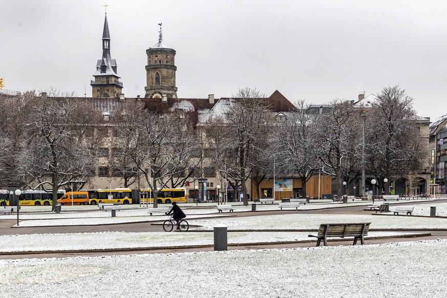 Lockdown 2 in Stuttgart. Der Schlossplatz ist menschenleer. Im Hintergrund die Türme der Stiftskirche. // DEU, Deutschland, Baden-Württemberg, Stuttgart, 03.01.2021. *** Lockdown 2 in Stuttgart The Sc ...