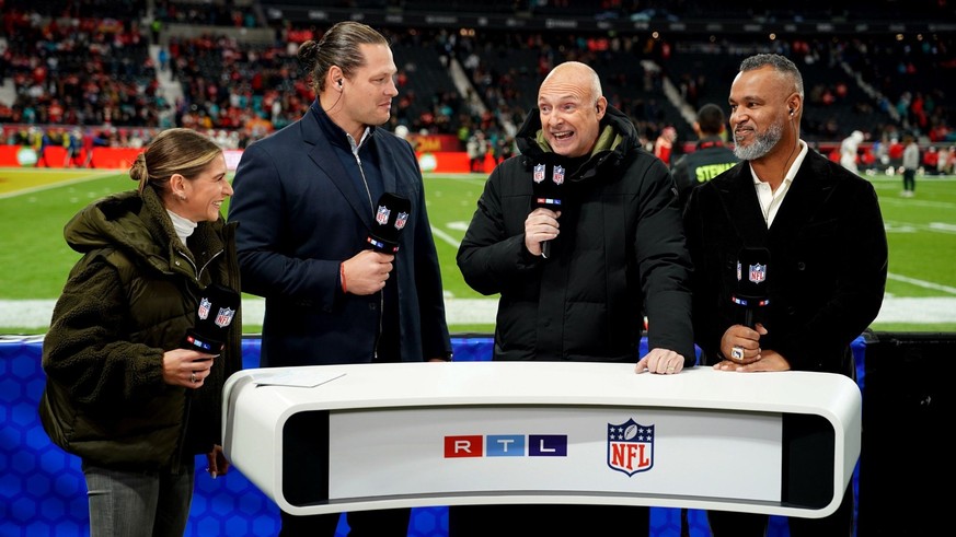 Das RTL-Team um Moderatorin Jana Wosnitza (v.l.), Ex-NFL-Spieler Markus Kuhn, Kommentator Frank Buschmann und Experte Patrick Esume