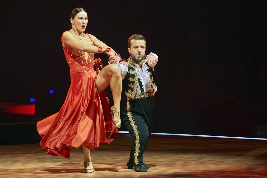 Mathias Mester und Renata Lusin bei Let s Dance - Die Live-Tour 2022 in der ZAG Arena. Hannover, 26.11.2022 *** Mathias Mester and Renata Lusin at Let s Dance The Live Tour 2022 at ZAG Arena Hannover, ...