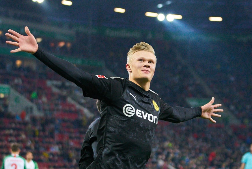 Football Augsburg-Dortmund , Augsburg, Jan 18, 2020. Hattrick Erling HAALAND , BVB 17. scores, shoots third BVB goal for 3-5, hattrick, celebrates his goal, happy, laugh, celebration, FC AUGSBURG - BO ...