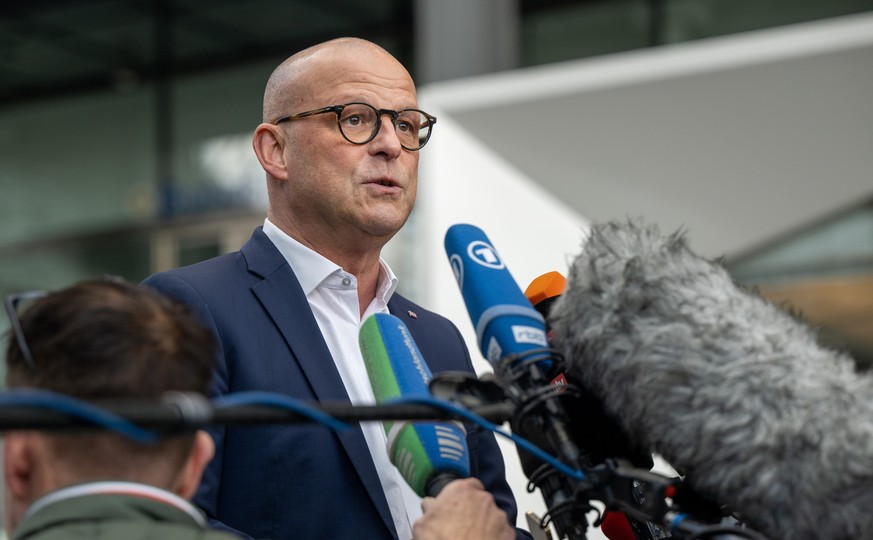 23.03.2023, Berlin: Martin Seiler, Vorstand Personal und Recht der Deutschen Bahn AG, spricht im Hauptbahnhof mit Journalisten