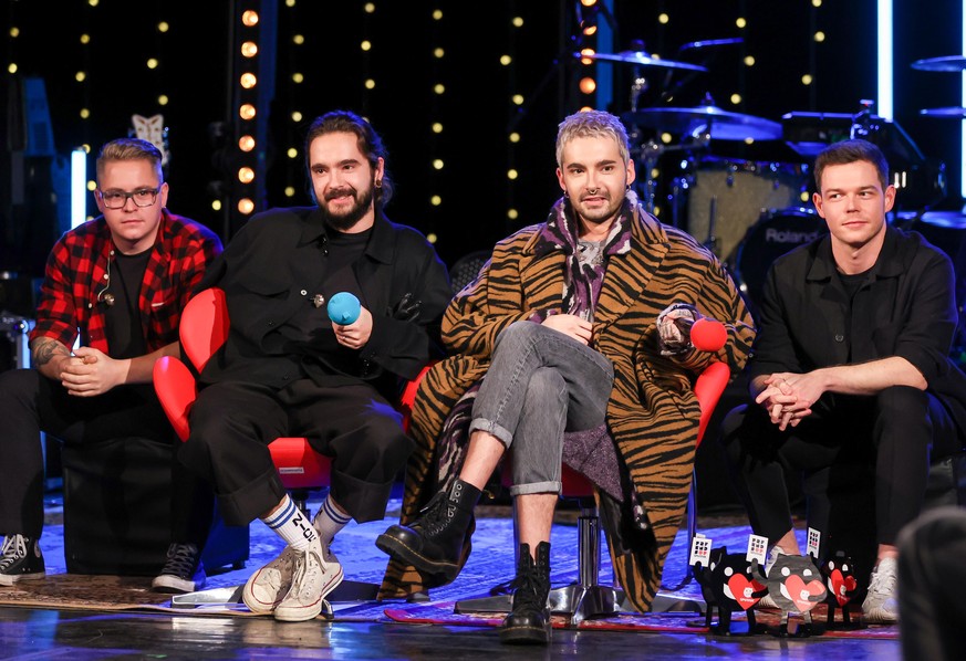 Die Band Tokio Hotel (l-r: Gustav Schäfer, Tom und Bill Kaulitz sowie Georg Listing) sitzt während der Radioshow „Friends of 2020“ des Senders MDR Sputnik auf einer Bühne. Die Sendung, eine Mischung a ...