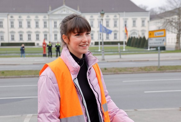 Sprecherin der Bewegung Carla Hinrichs, Deutschland, Berlin, Schloss Bellevue, Pressekonferenz, Letzte Generation plant n