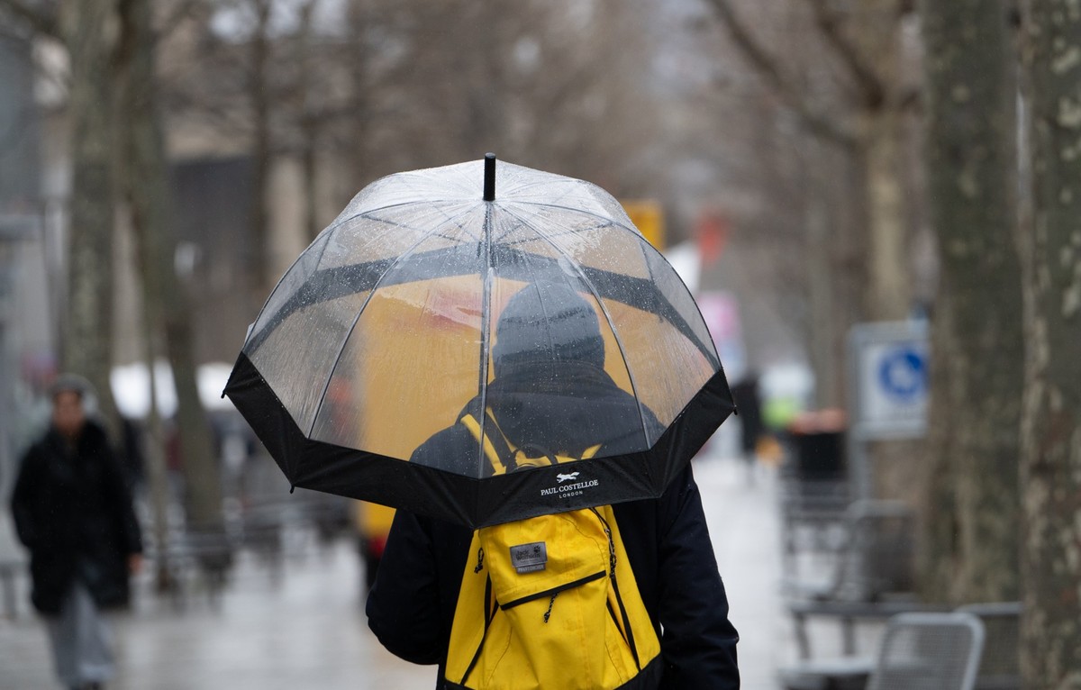 ARCHIV - 13.03.2025, Baden-W�rttemberg, Stuttgart: Ein Mann mit Regenschirm geht durch die Stadt. (zu dpa: �Regen nur Tropfen auf den hei�en Stein�) Foto: Markus Lenhardt/dpa +++ dpa-Bildfunk +++