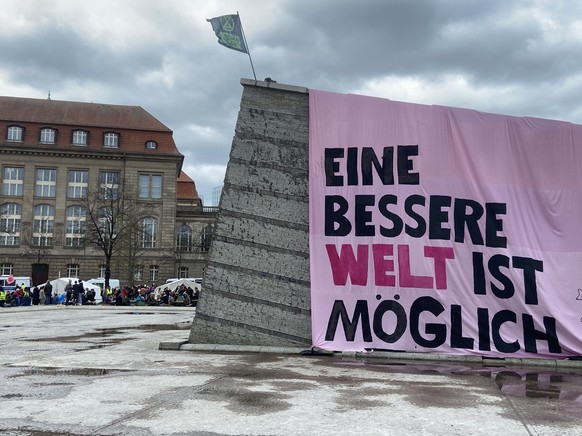 Sie wollen die Energiewende und den Klimawandel: &quot;Extinction Rebellion&quot; sind in Berlin unterwegs. Zwischen zwei Ministerien haben sie ihre Zelte aufgestellt. Das Camp plant für mehrere Tage  ...