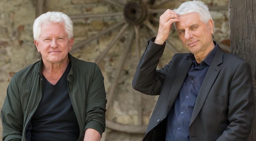 ARCHIV - 20.07.2021, Bayern, Oberaudorf: Die Schauspieler Miroslav Nemec (l, als Ivo Batic) und Udo Wachtveitl (als Franz Leitmayr), aufgenommen bei Dreharbeiten für den Tatort «Wunder gibt es immer w ...