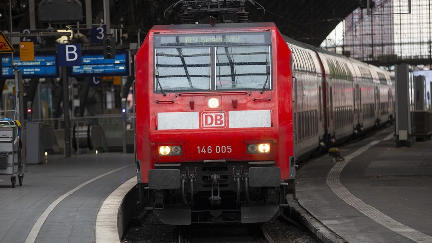 ARCHIV - 01.05.2023, Nrw, Köln: Ein Regionalzug fährt in den Kölner Hauptbahnhof ein. Die Tarifverhandlungen bei der Deutschen Bahn (DB) werden am Mittwoch in Berlin fortgesetzt Foto: Thomas Banneyer/ ...