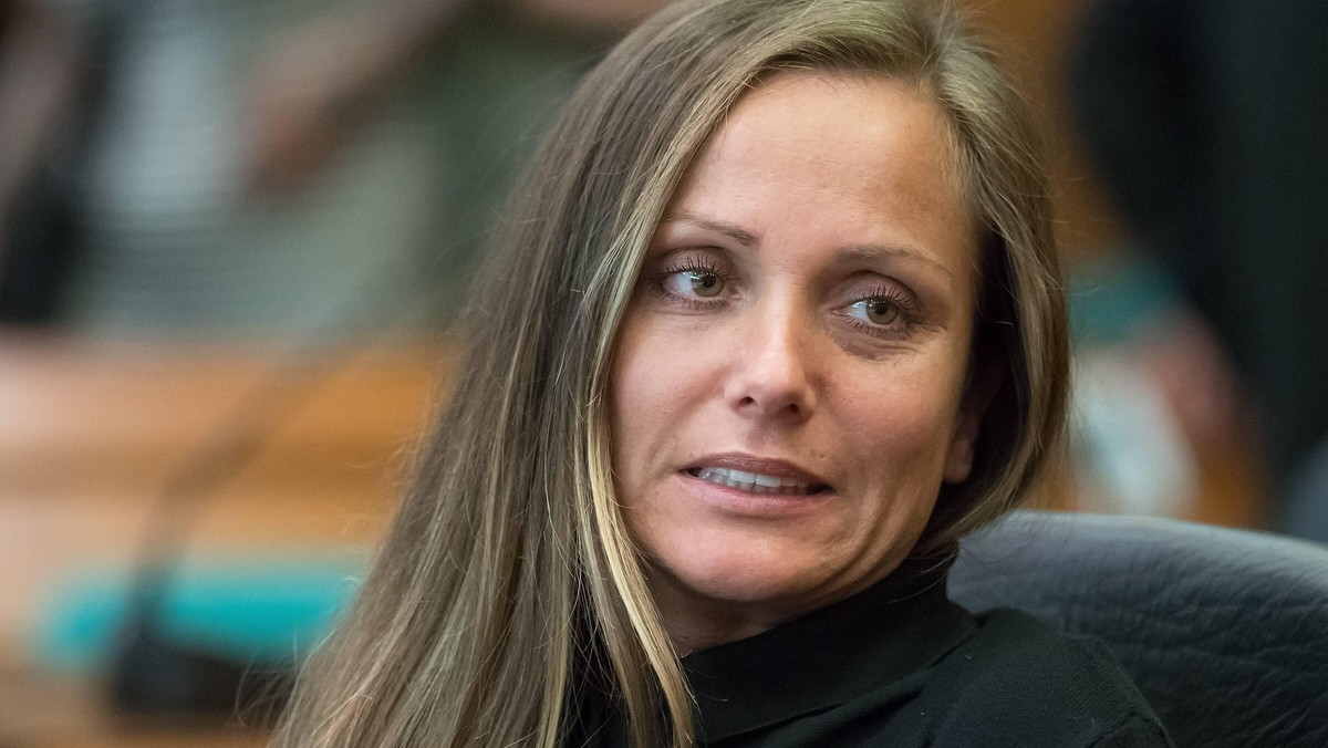 Schwesta Ewa: Die Skandalrapperin wurde zu zwei Jahren und sechs Monaten Haft verurteilt. Jetzt steht fest, wann sie ins Gefängnis muss.