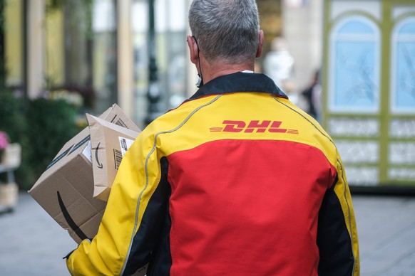 D�sseldorf 11.11.2022 Post DHL Paket Pakete Paketwagen Postpaketwagen Paketzusteller Amazon Retouren Retoure CO2 Online shoppen einkaufen onlineshopping Internetshopping Paketboom Paketbote Paketsteue ...