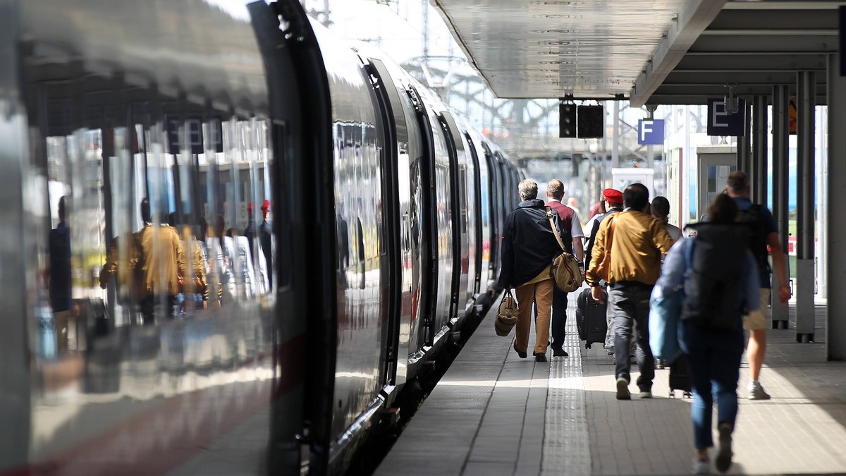 Bahn, DB, Deutsche Bahn, ICE , Zug, Eisenbahn, Zugbegleiter, Gleise, Lokführer, Deutschland Ticket , Sanierung , Bauarbeiten , Fahrgäste, Pendler, reisen in München , Bayern , Deutschland . September  ...
