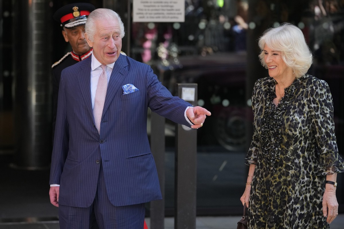 30.04.2024, Großbritannien, London: König Charles III. (l) von Großbritannien und Königin Camilla lächeln bei der Ankunft zu einem Besuch im Macmillan Cancer Centre des University College Hospital, um ...