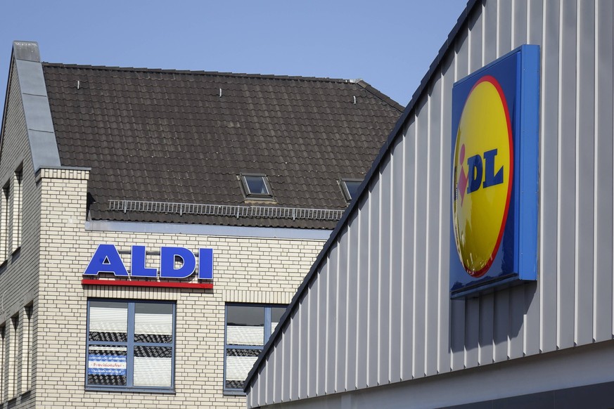 ALDI und Lidl in Eisenhüttenstadt ALDI und Lidl in Eisenhüttenstadt, 17.09.2020, Eisenhüttenstadt, Karl-Marx-Strasse, Brandenburg, Ein Lidl-Discounter steht neben einem ALDI-Discounter. *** ALDI and L ...