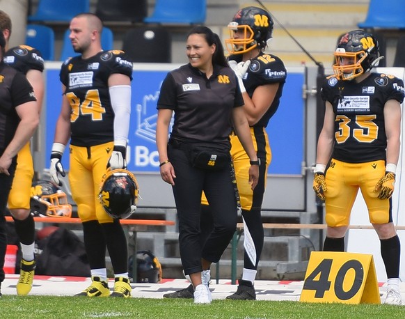 12.06.2022, xhbx, American Football GFL German Football League, Frankfurt Universe - Munich Cowboys emspor, v.l. Trainerin Nadine Nurasyid Munich Cowboys DFL/DFB REGULATIONS PROHIBIT ANY USE OF PHOTOG ...