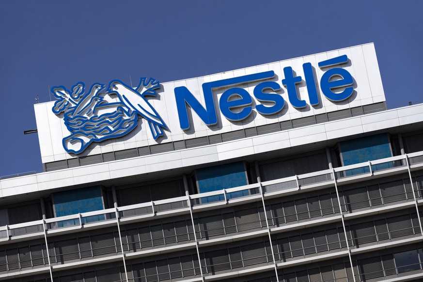 Nestlé-Logo Nestle auf dem Dach der Deutschlandzentrale der NestlÃ Deutschland AG. Der Nahrungsmittelriese Nestle verkauft seine chinesische Wassersparte an die Tsingtao Brewery Group. Frankfurt, 27.0 ...