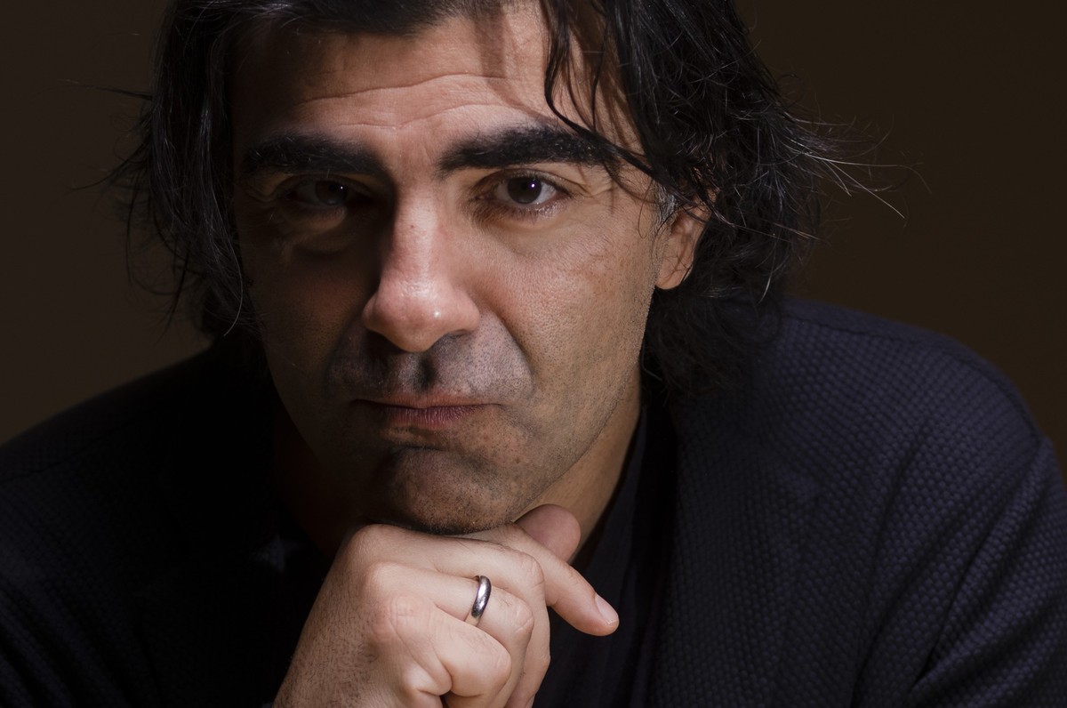 ARCHIV - 19.10.2022, Italien, Rom: Fatih Akin, Regisseur aus Deutschland, w�hrend eines Fototermins f�r den Film �Rheingold� bei der 17. Ausgabe des Rom Film Festivals. (zu dpa �Fatih Akin nach Tod se ...