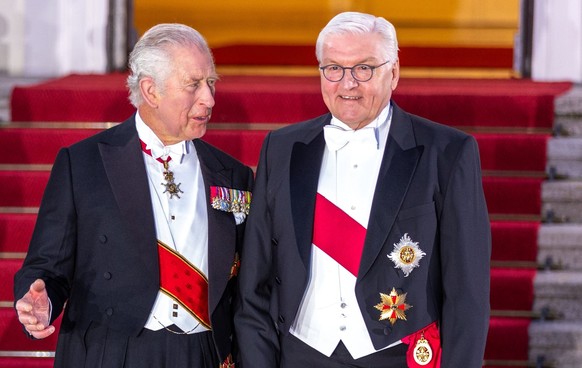 ARCHIV - 29.03.2023, Berlin: König Charles III. (l) und Bundespräsident Frank-Walter Steinmeier stehen vor Beginn des Staatsbanketts vor dem Schloss Bellevue. Steinmeier wird an der Krönung von Charle ...